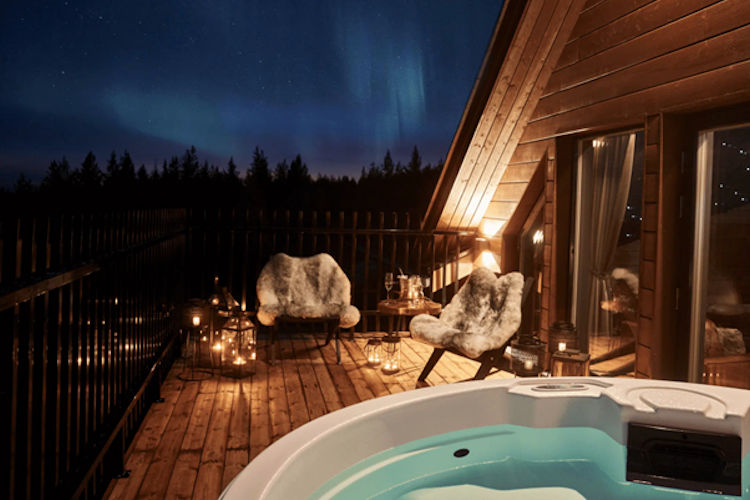 Otava Lodge hot tub aurora